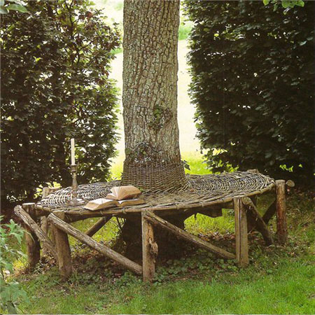 садовая мебель из дерева вокруг дерева