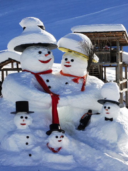 Снеговики в новогоднем декоре дачного двора