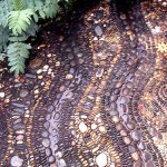 садовая дорожка с мозаикой из гальки фото
