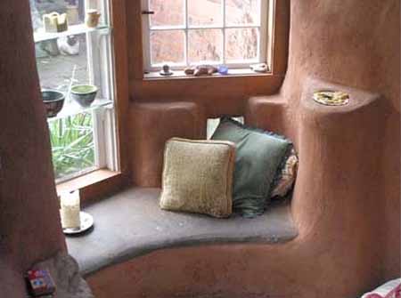 интерьер дачного дома из глины встроенная мебель