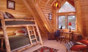 интерьер деревянного дома спальня в мансарде