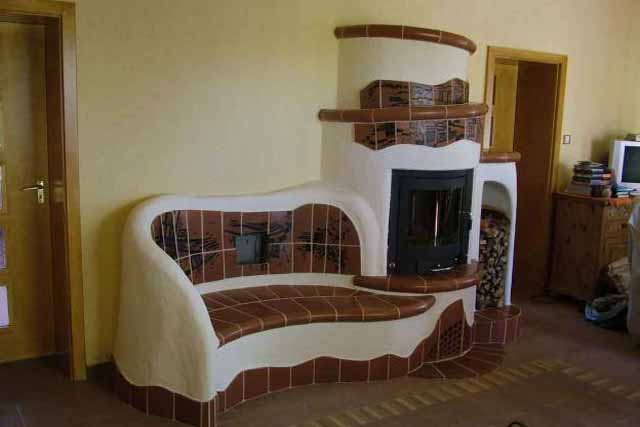 Интерьер гостиной с печкой в своем доме