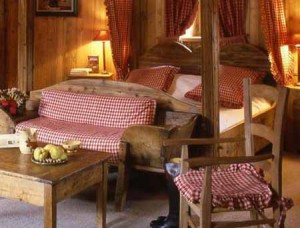 спальня в интерьере деревянного дома