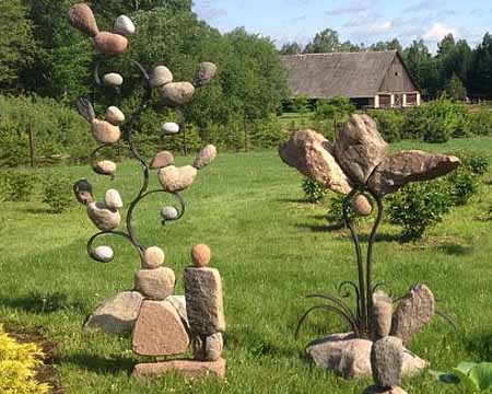 Простой и стильный декор из камней для сада