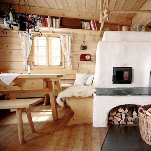 печка в деревенском деревянном доме