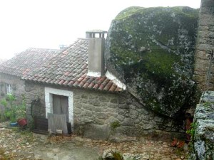 необычный деревенский дом в Португалии фото