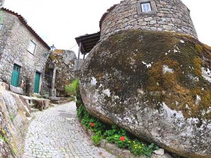 улица с необычными домами в деревне в Португалии