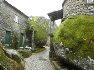 фото необычных домов в деревне в Португалии