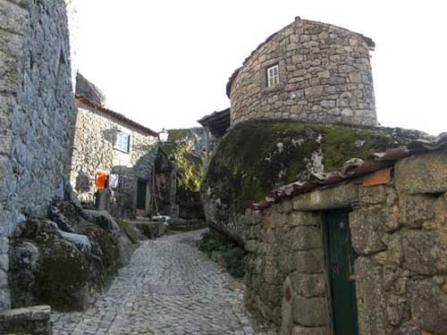 деревня в Португалии с необычными домами 