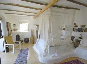 красивая спальня в загородном доме в Греции