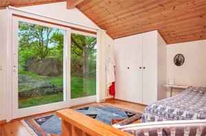 интерьер загородного дома в Швеции спальня с большим окном