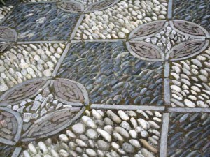 садовые дорожки с фактурной мозаикой