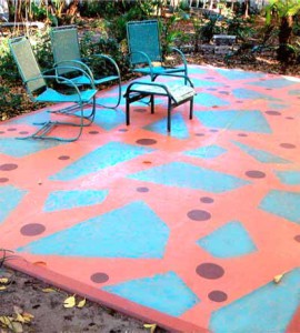 разноцветный бетонный пол на дачной террасе