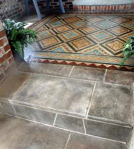 необычный бетонный пол с росписью на веранде