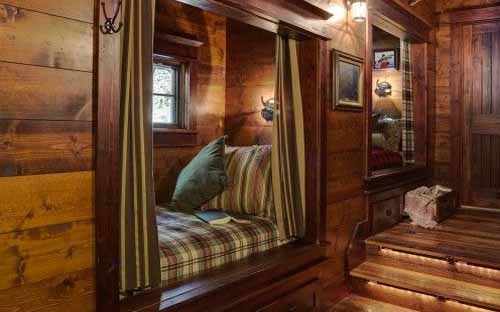 спальня в деревянном загородном доме