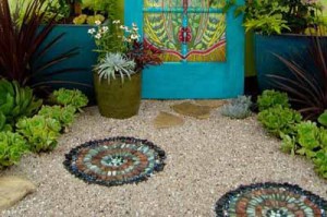 необычные мозаичные плиты для садовых дорожек