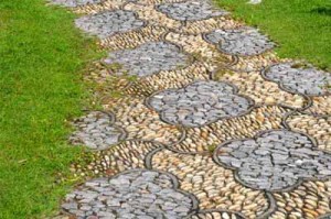дорожка с мозаикой из камнкй на садовом участке