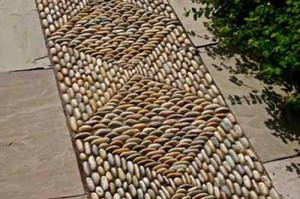 сочетание мозаики и тротуарной плитки на садовой дорожке