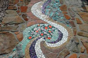 как украсить мозаикой садовую дорожку