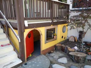 детский домик под террасой