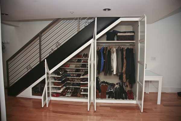 Как разместить вещи под лестницей в маленькой гардеробной.